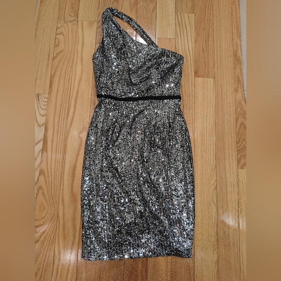 4. NWT IENNA FOR MAC DUGGAL SEQUINED ONE SHOULDER FITTED MIDI DRESS - Picture 5 of 8